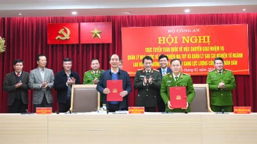 Ký biên bản bàn giao công tác cai nghiện và quản lý sau cai nghiện.