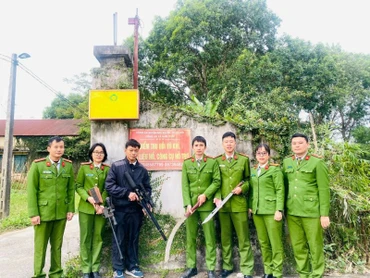 Điểm giao nộp vũ khí, vật liệu nổ, công cụ hỗ trợ Công an huyện Phú Xuyên (Hà Nội).