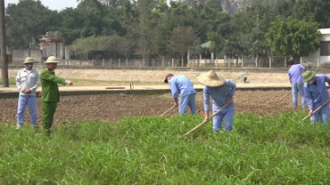 Học viên tham gia lao động sản xuất.