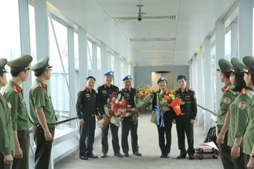 Đón Tổ công tác hoàn thành nhiệm vụ trở về tại sân bay Nội Bài.