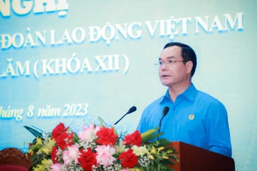 Chủ tịch Tổng Liên đoàn Lao động Việt Nam phát biểu khai mạc.