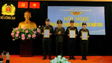 Chánh Văn phòng Thường trực về Gìn giữ hòa bình Liên hợp quốc trao quyết định, giao kiêm nhiệm vụ cho Ban Chỉ huy Đơn vị Cảnh sát Gìn giữ hòa bình số 1. 
