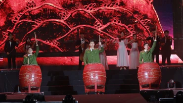 Màn trống hội khai mạc gala.