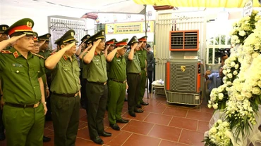 Đoàn công tác Bộ Công an viếng đồng chí Nguyễn Đăng Khải.