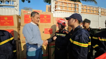 Đại tá Nguyễn Minh Khương trao hàng cứu trợ cho Vụ trưởng Vụ Quản lý thiên tai, Bộ Phúc lợi xã hội, Cứu trợ và Tái định cư Myanmar. (Ảnh: Lê Hoàng gửi về từ Myanmar)