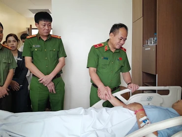 Thiếu tướng Nguyễn Thanh Tùng, Phó Giám đốc Công an thành phố Hà Nội, thăm động viên Thiếu tá Nguyễn Anh Tuấn.