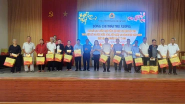 Phó Chủ tịch Thường trực Tổng Liên đoàn Lao động Việt Nam Thái Thu Xương thăm, tặng quà đoàn viên, người lao động tỉnh Hậu Giang.