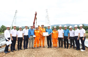 Chủ tịch Công đoàn Điện lực Việt Nam - Đỗ Đức Hùng và đoàn công tác thăm hỏi động viên các đơn vị thi công, tư vấn giám sát Dự án.