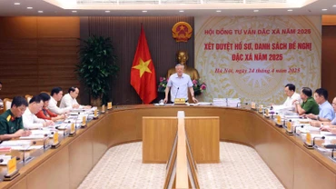 Phó Thủ tướng Thường trực Chính phủ Nguyễn Hòa Bình, Chủ tịch Hội đồng tư vấn đặc xá năm 2025 chủ trì cuộc họp.