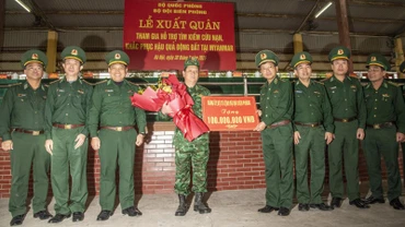 Thiếu tướng Lê Văn Phúc trao100 triệu đồng của Đảng ủy, Bộ Tư lệnh Bộ đội biên phòng tặng các thành viên trong đoàn công tác. Ảnh: Văn Chương