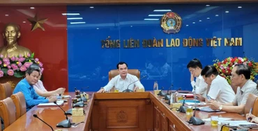 Đồng chí Nguyễn Đình Khang chủ trì cuộc họp cho ý kiến về việc hỗ trợ đoàn viên và người lao động bị ảnh hưởng bởi cơn bão số 3. (Ảnh: HẢI NGUYỄN)