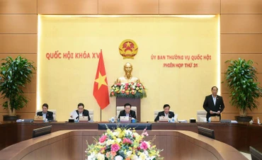 Chủ tịch Quốc hội Vương Đình Huệ chủ trì, Phó Chủ tịch Quốc hội Trần Quang Phương điều hành phiên họp.