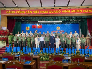 Thượng tướng Trần Quốc Tỏ và đồng chí Nguyễn Đình Khang chụp ảnh lưu niệm cùng các đại biểu dự Đại hội.