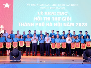 Trao cờ thi đua tặng các đơn vị dự thi.