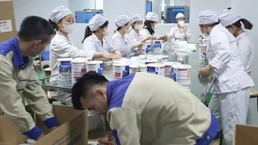 Công nhân đóng hộp thành phẩm sữa giả tại cơ sở sản xuất chuẩn bị đưa ra thị trường tiêu thụ. (Ảnh: CAND)