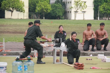 Cán bộ, chiến sĩ Bộ Tư lệnh Cảnh sát cơ động biểu diễn võ thuật phục vụ Lớp bồi dưỡng cán bộ quy hoạch đến tham quan, nghiên cứu thực tế đơn vị.