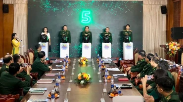 Các đại biểu tiến hành nghi thức phát động cuộc thi Tìm hiểu Luật Biên phòng Việt Nam.