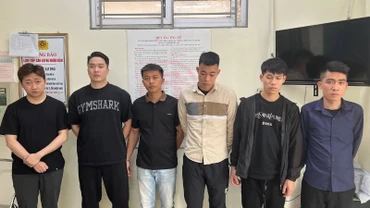 Các đối tượng tại cơ quan công an.