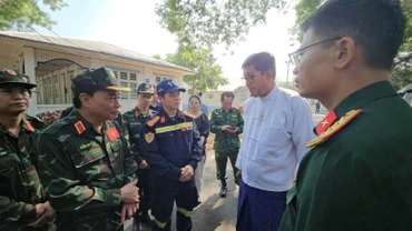 Họp tác chiến với Điều phối viên Trung tâm cứu trợ khẩn cấp thiên tai nước bạn. (Ảnh: Bộ Công an)
