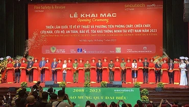 Các đại biểu cắt băng khai mạc triển lãm.