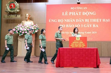 Cán bộ, chiến sĩ tham gia quyên góp ủng hộ nhân dân bị thiệt hại do bão lũ.