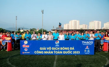 Các đại biểu chụp ảnh lưu niệm cùng các đội tranh giải.