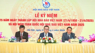 Các đồng chí chủ trì hội nghị. (Ảnh: Nhà báo và Công luận)