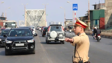 Chỉ Cảnh sát giao thông mới có thẩm quyền điều khiển đèn tín hiệu giao thông.