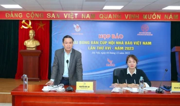Phó Chủ tịch thường trực Hội Nhà báo Việt Nam Nguyễn Đức Lợi phát biểu tại họp báo.