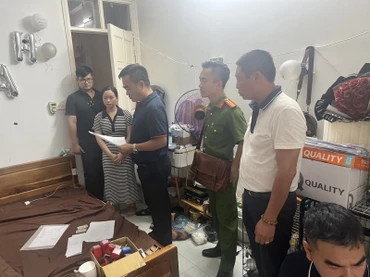Cơ quan chức năng tiến hành kiểm tra hành chính số nhà 169 đường Nước Phần Lan, phường Tứ Liên, quận Tây Hồ.