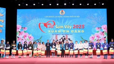 Đồng chí Bùi Thị Minh Hoài và đồng chí Nguyễn Đình Khang trao quà Tết tặng công nhân, viên chức, lao động tại chương trình.