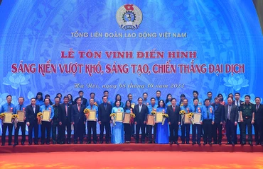 Tôn vinh các tập thể, cá nhân xuất sắc tại buổi lễ.