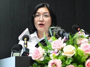 Giám đốc Lâm Thị Mai Anh tại họp báo.
