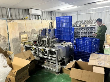 Hệ thống máy móc tự động để sản xuất mỹ phẩm, thực phẩm chức năng giả.