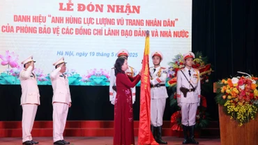 Phó Chủ tịch nước Võ Thị Ánh Xuân gắn huy hiệu “Anh hùng Lực lượng vũ trang nhân dân” lên lá cờ truyền thống Phòng Bảo vệ các đồng chí Lãnh đạo Đảng và Nhà nước thuộc Bộ Tư lệnh Cảnh vệ, Bộ Công an.
