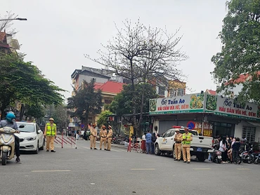 Lực lượng công an phong tỏa phố Chiền thuộc phường Ngô Quyền, thành phố Vĩnh Yên - nơi có nhà riêng của Bí thư Tỉnh ủy Vĩnh Phúc Hoàng Thị Thúy Lan.