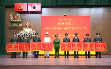 Trao Cờ thi đua của Bộ Công an tặng Công an các đơn vị, địa phương.