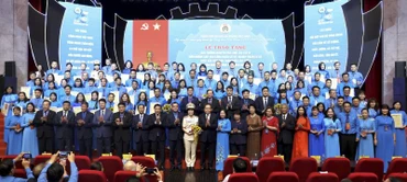 Chủ tịch Quốc hội Trần Thanh Mẫn cùng lãnh đạo Tổng Liên đoàn Lao động Việt Nam chụp ảnh lưu niệm cùng 95 cán bộ công đoàn tiêu biểu được biểu dương. (Ảnh: Hải Nguyễn)