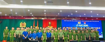 Lễ phát động và ra quân làm sạch môi trường.