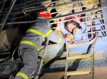 Lực lượng Công an cứu hộ tại đám cháy xảy ra cháy tại nhà số 357 Ngõ Quỳnh, phường Quỳnh Lôi, quận Hai Bà Trưng, Hà Nội.