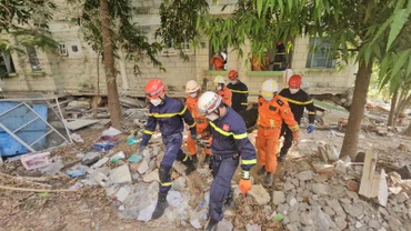 Đoàn cứu hộ Bộ Công an đưa nạn nhân ra khỏi đống đổ nát ngày 2/4. Ảnh: Lê Hoàng từ Myanmar