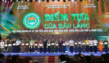 Đại tướng Lương Cường và đồng chí Đỗ Văn Chiến trao Biểu trưng, Giấy chứng nhận của Chương trình tặng các đại biểu người có uy tín tiêu biểu.