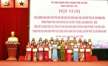 Chủ tịch Hội Liên hiệp Phụ nữ thành phố Hà Nội Lê Kim Anh và Thiếu tướng Nguyễn Hồng Ky, Phó Giám đốc Công an thành phố Hà Nội trao Bằng khen tặng các tập thể, cá nhân.