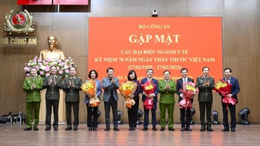 Bộ trưởng Lương Tam Quang cùng các đồng chí lãnh đạo Bộ Công an tặng hoa chúc mừng các đồng chí lãnh đạo Bộ Y tế.