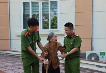 Giáo dục thế hệ trẻ Bộ Tư lệnh Cảnh sát Cơ động truyền thống cách mạng, đạo lý uống nước nhớ nguồn.