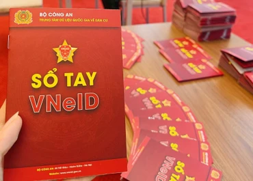 Cấp tài khoản định danh điện tử cho đại biểu Quốc hội.