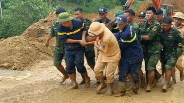 Các lực lượng khẩn trương tìm kiếm cứu hộ, cứu nạn.