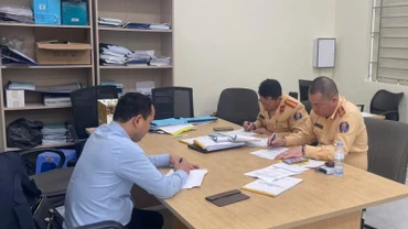 Người điều khiển xe ô-tô mang biển giả tại cơ quan công an.