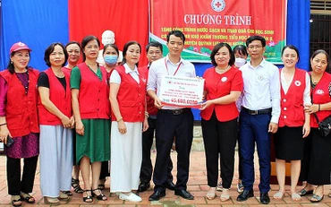 Hội Chữ thập đỏ tỉnh Nghệ An phối hợp Hội Chữ thập đỏ quận Đống Đa (Hà Nội) trao tiền hỗ trợ xây dựng công trình nước sạch tại Trường tiểu học Quỳnh Tân B, huyện Quỳnh Lưu (Nghệ An). (Ảnh ĐỨC THIÊN)