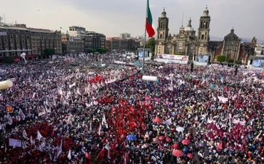 Người dân theo dõi ứng cử viên Tổng thống Mexico vận động tranh cử. (Ảnh MERCURY NEWS)